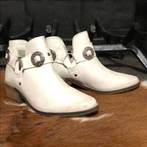 Chinese Laundry Austin Buff Leather White 6 1/2